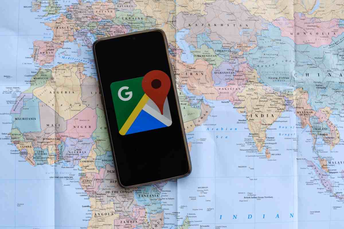 smartphone con google maps su una cartina