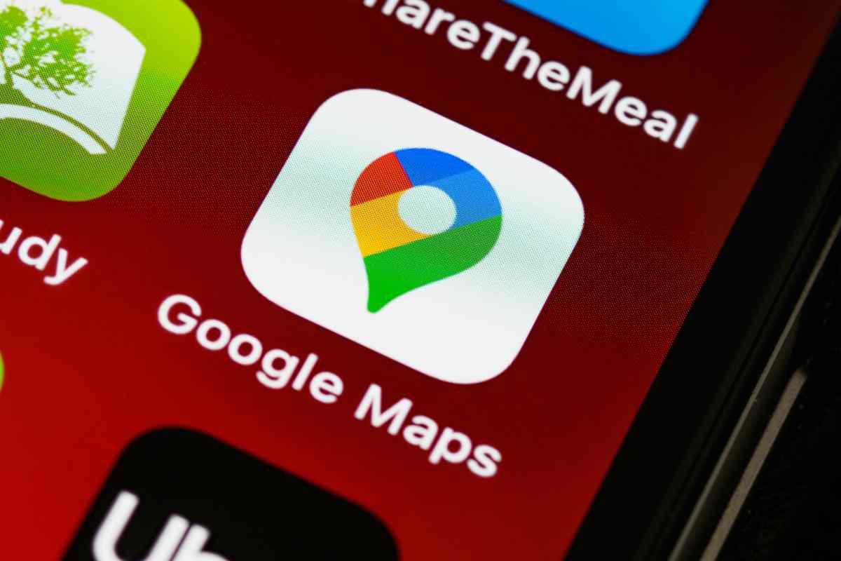 logo di google maps sullo smartphone