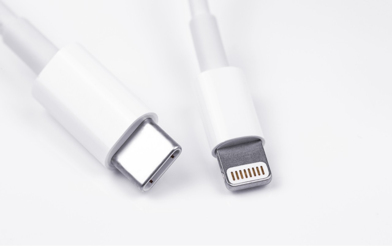 USB-C vs Lightning 20220609 cell