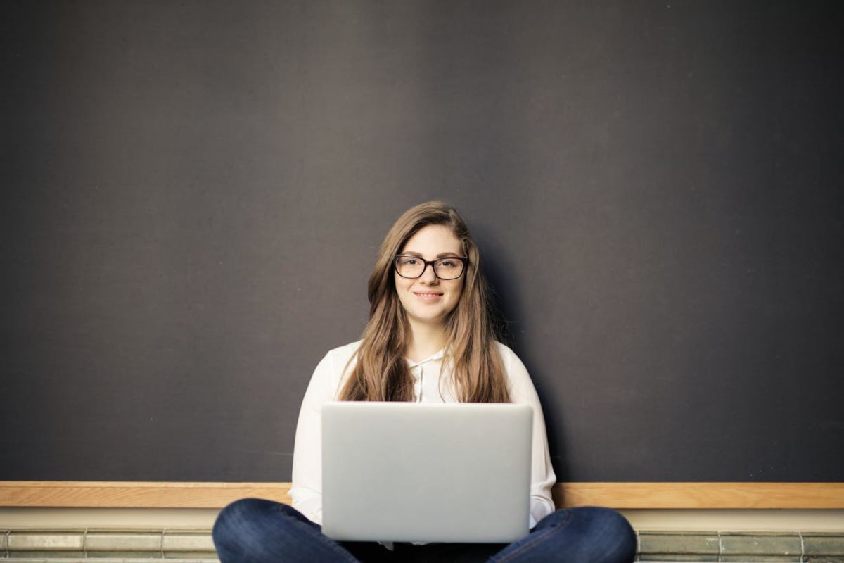 Ragazza al laptop