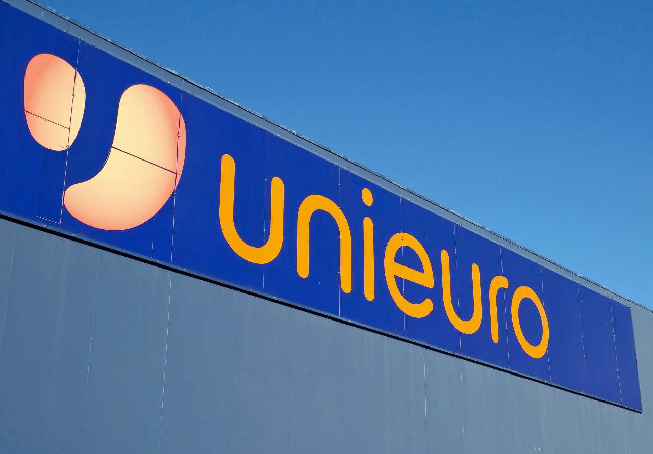 Unieuro flyer, with “Summer Black Friday Gran Finale!”  iPhones at unbeatable prices