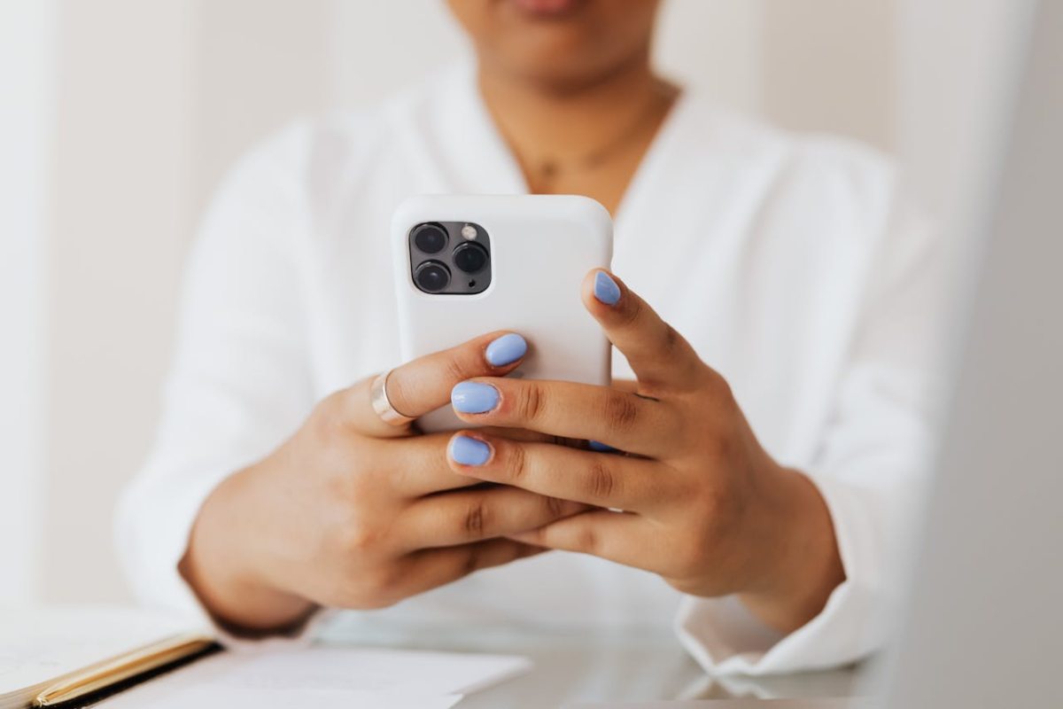 Donna che scrive su smartphone