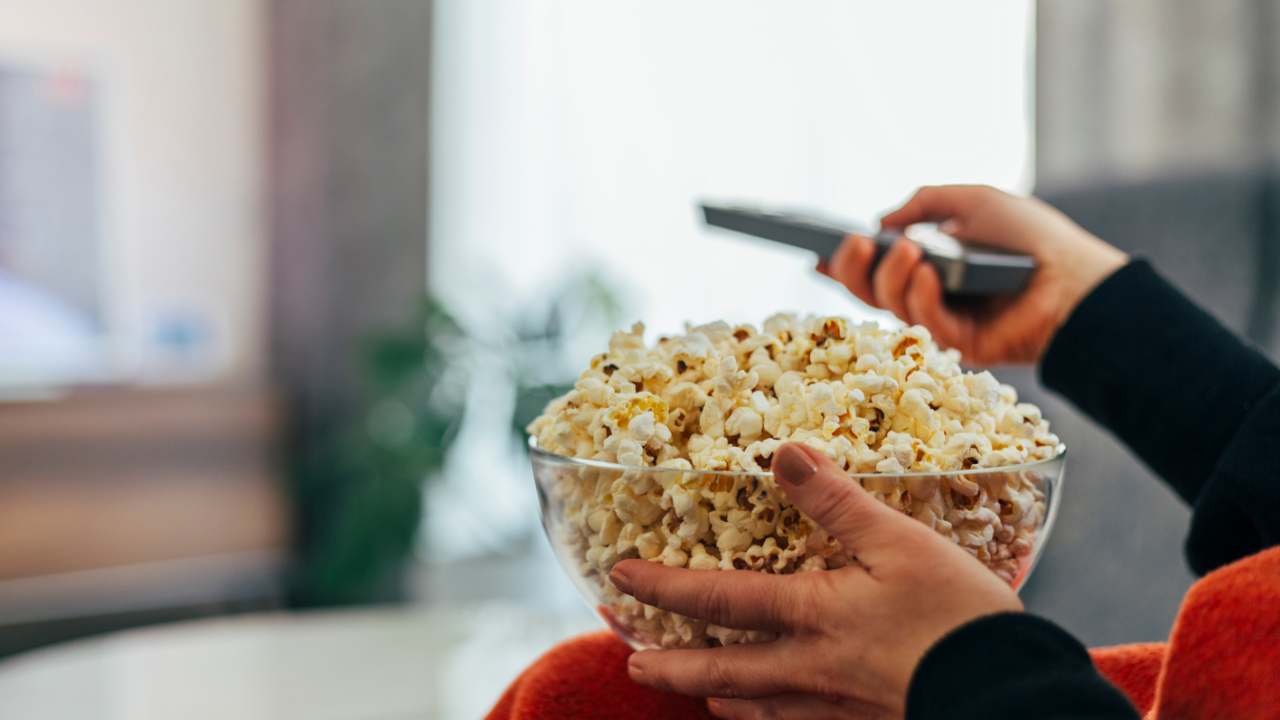 Popcorn e tv (Canva)