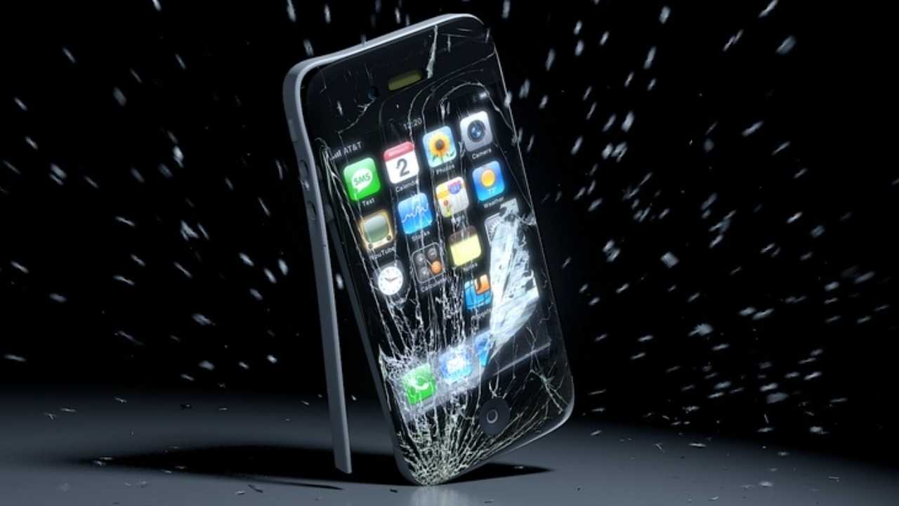 Schermo iPhone rotto - Cellulari.it 20221023