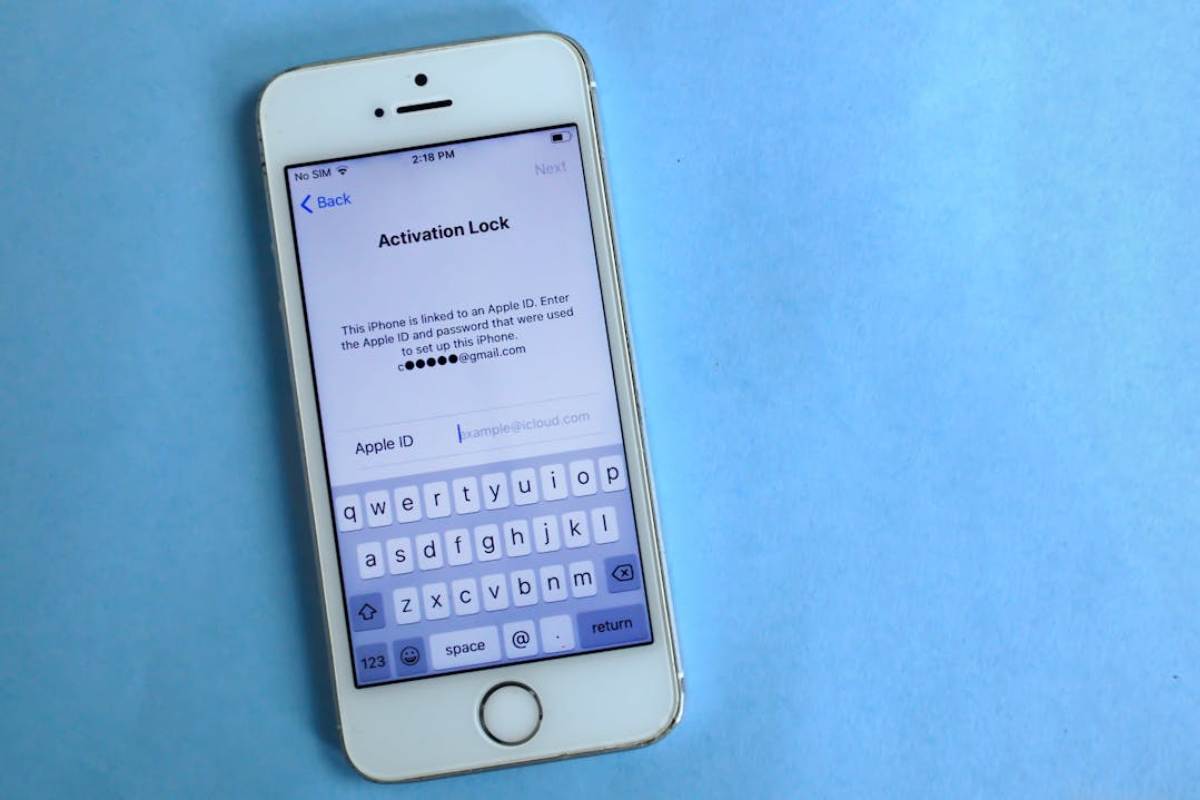 iPhone acceso su schermata di blocco