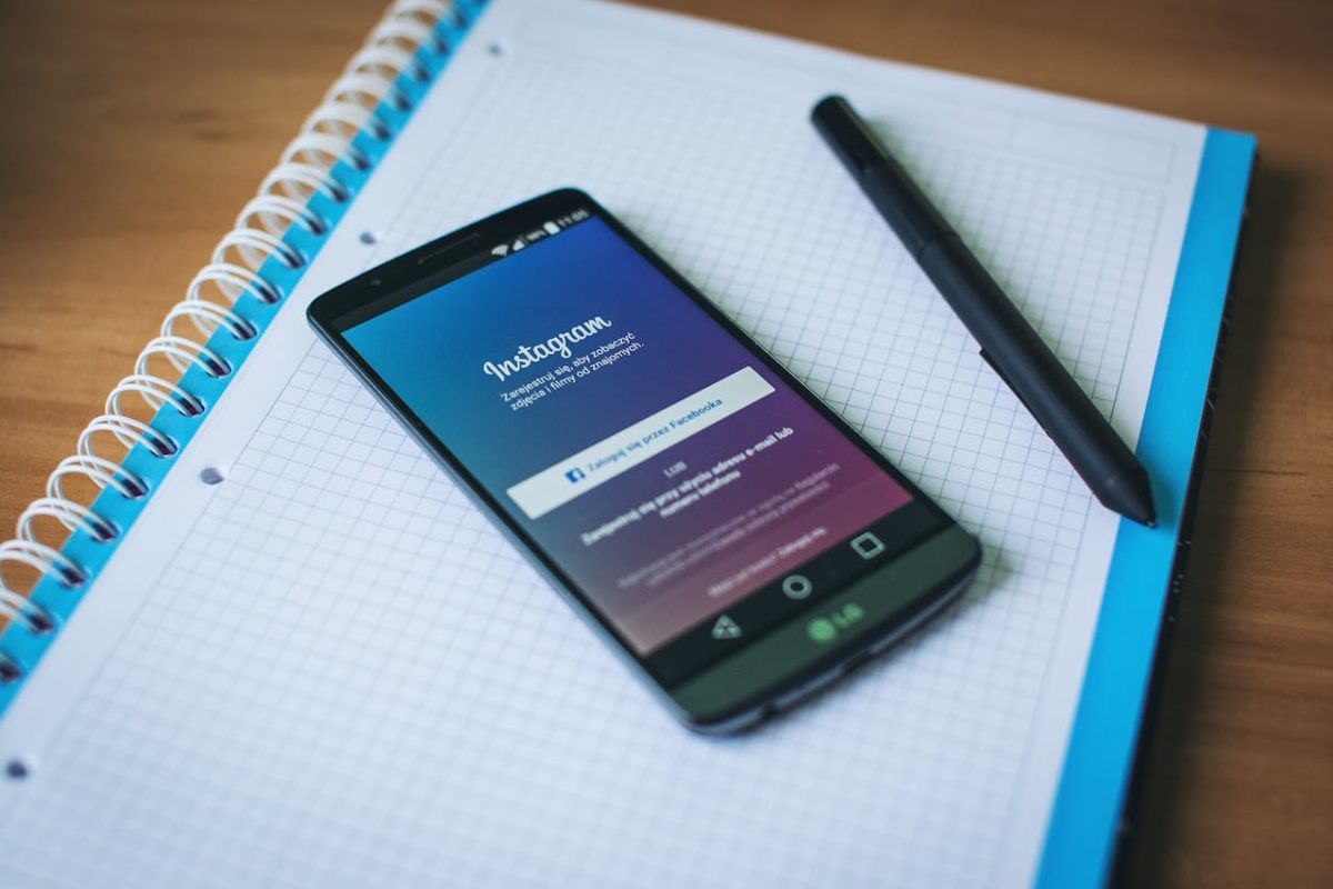 Smartphone con Instagram