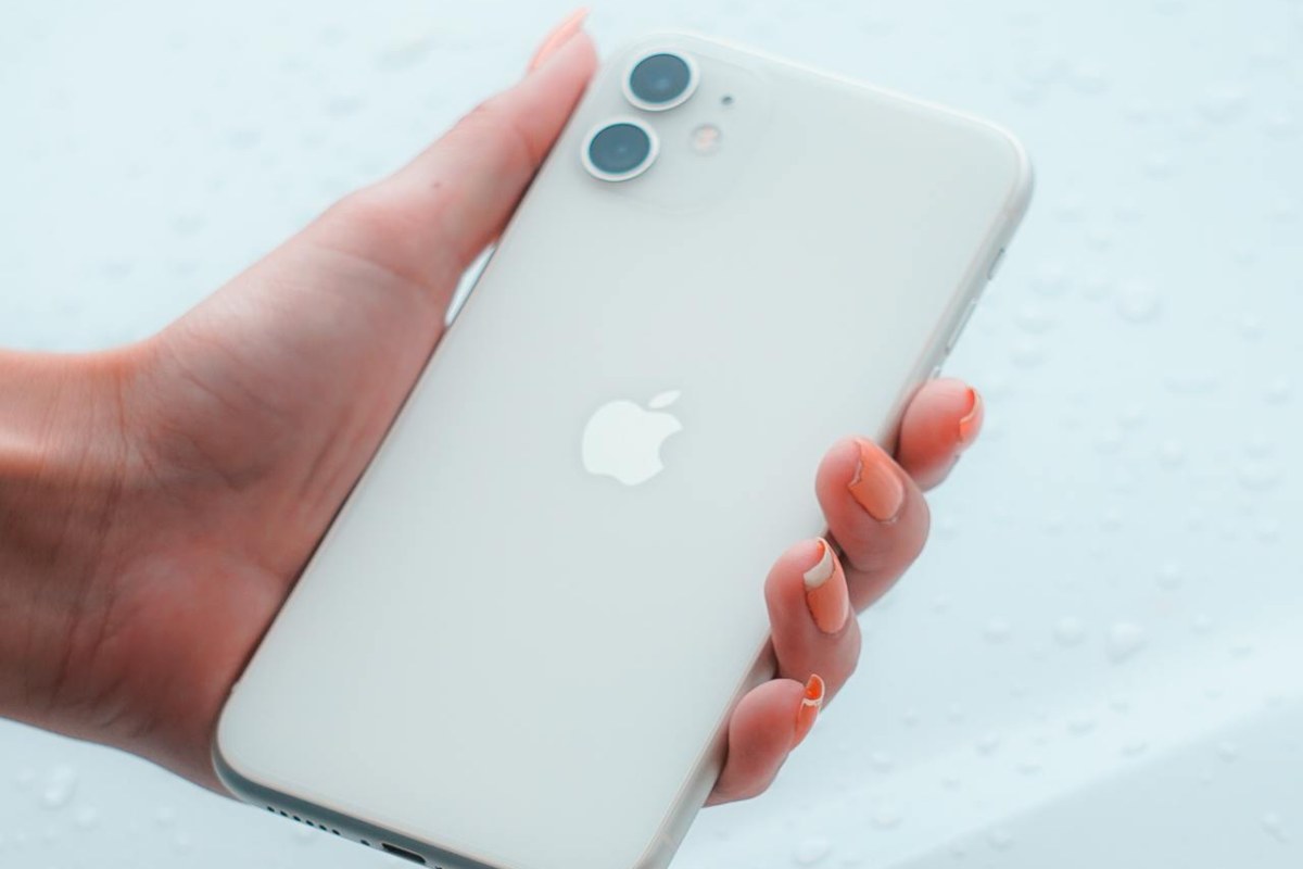 iPhone in mano