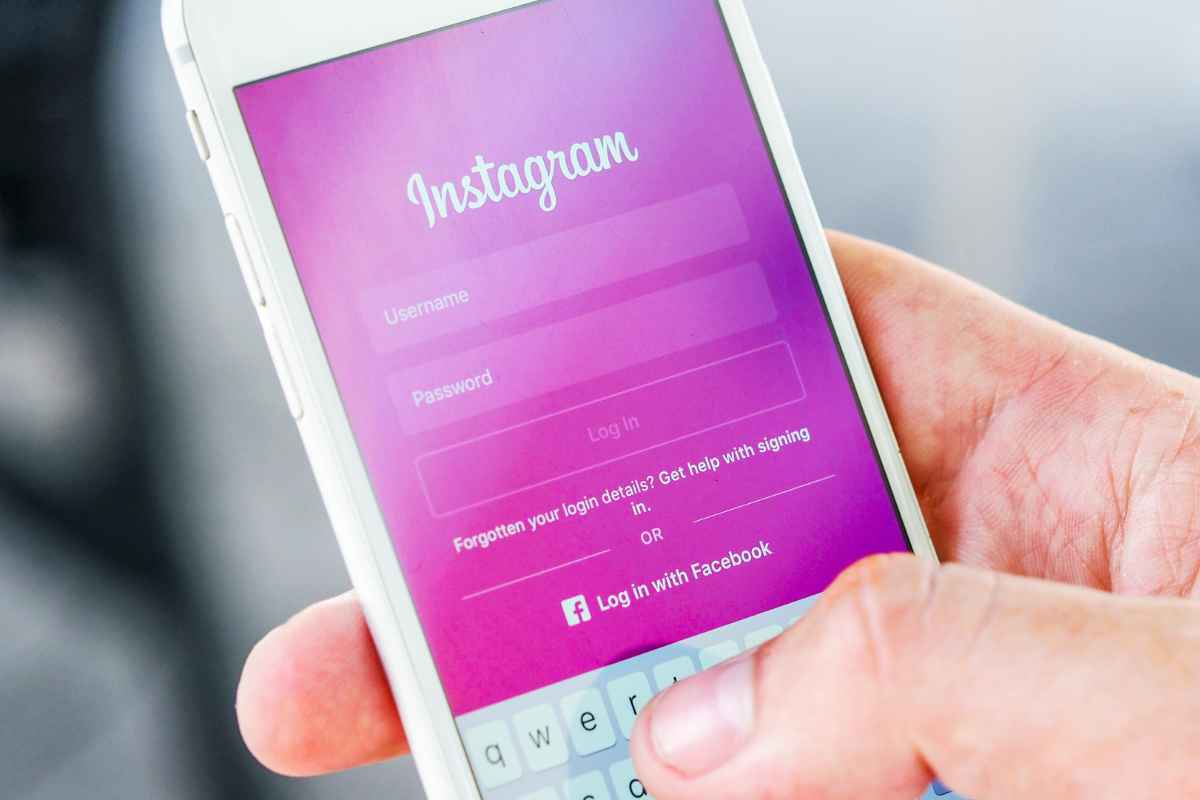 mano regge smartphone con schermata instagram