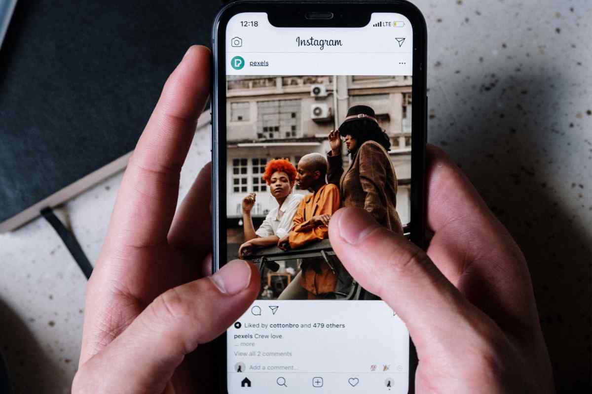 mano con smartphone e instagram