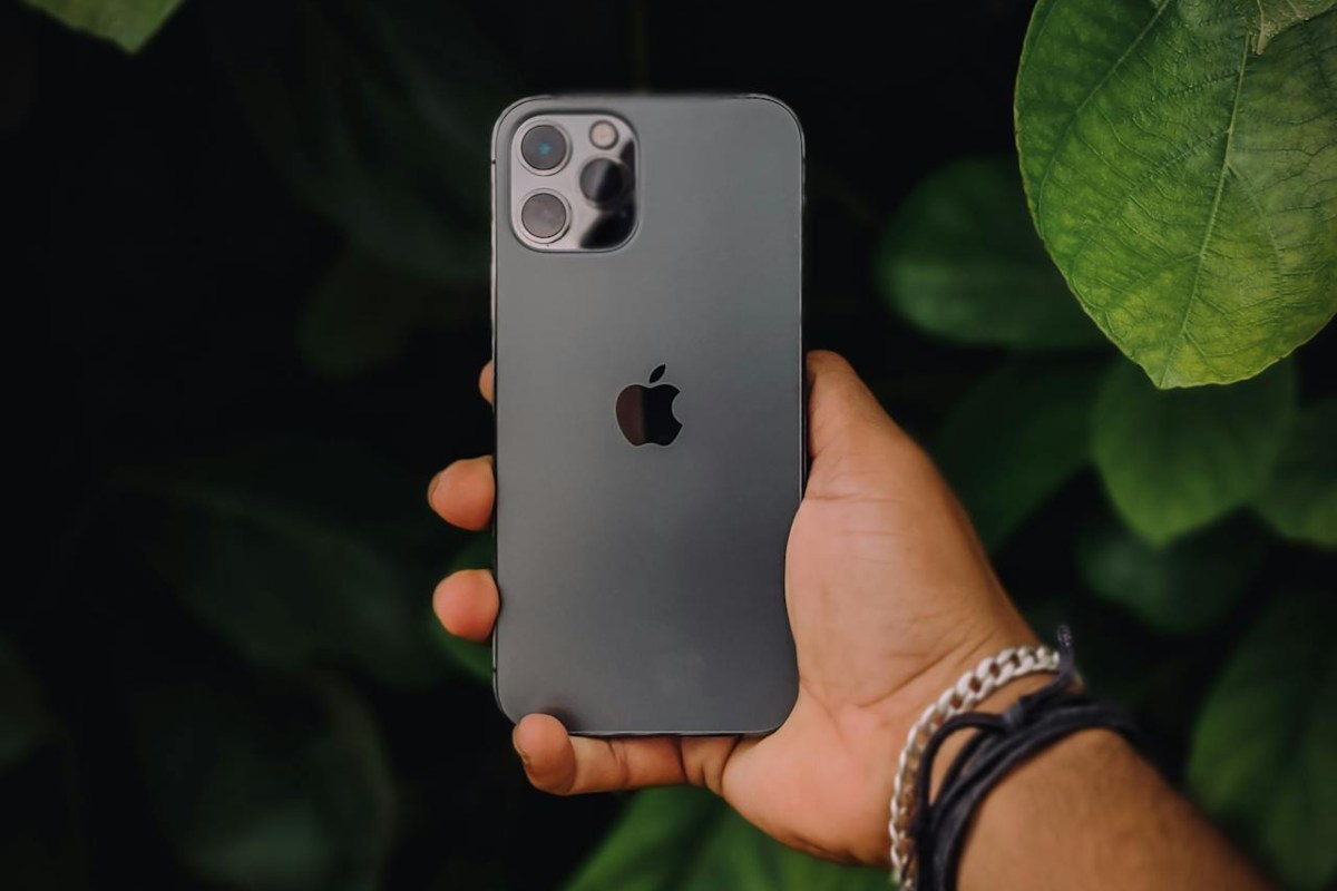 iPhone in mano