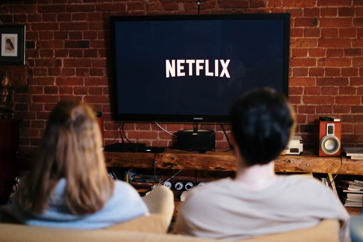 Coppia che guarda Netflix in TV