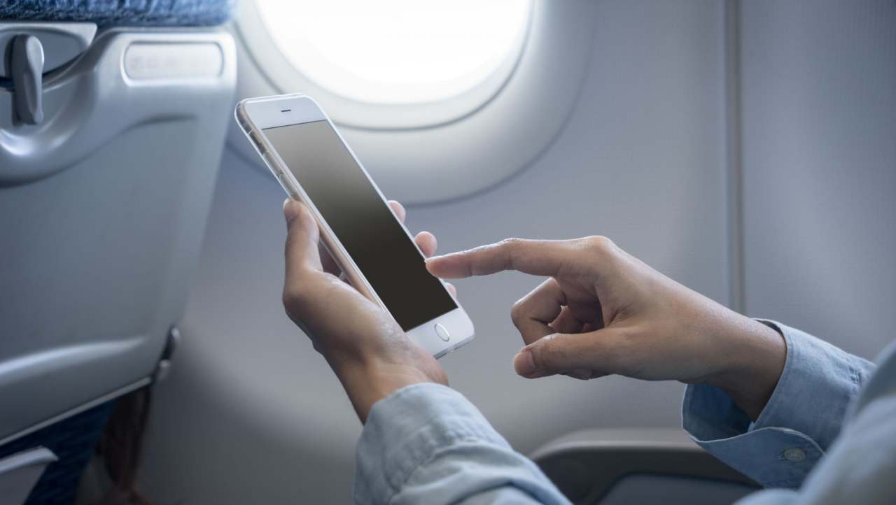 Smartphone in volo: adesso si potrà usare | Ecco quando