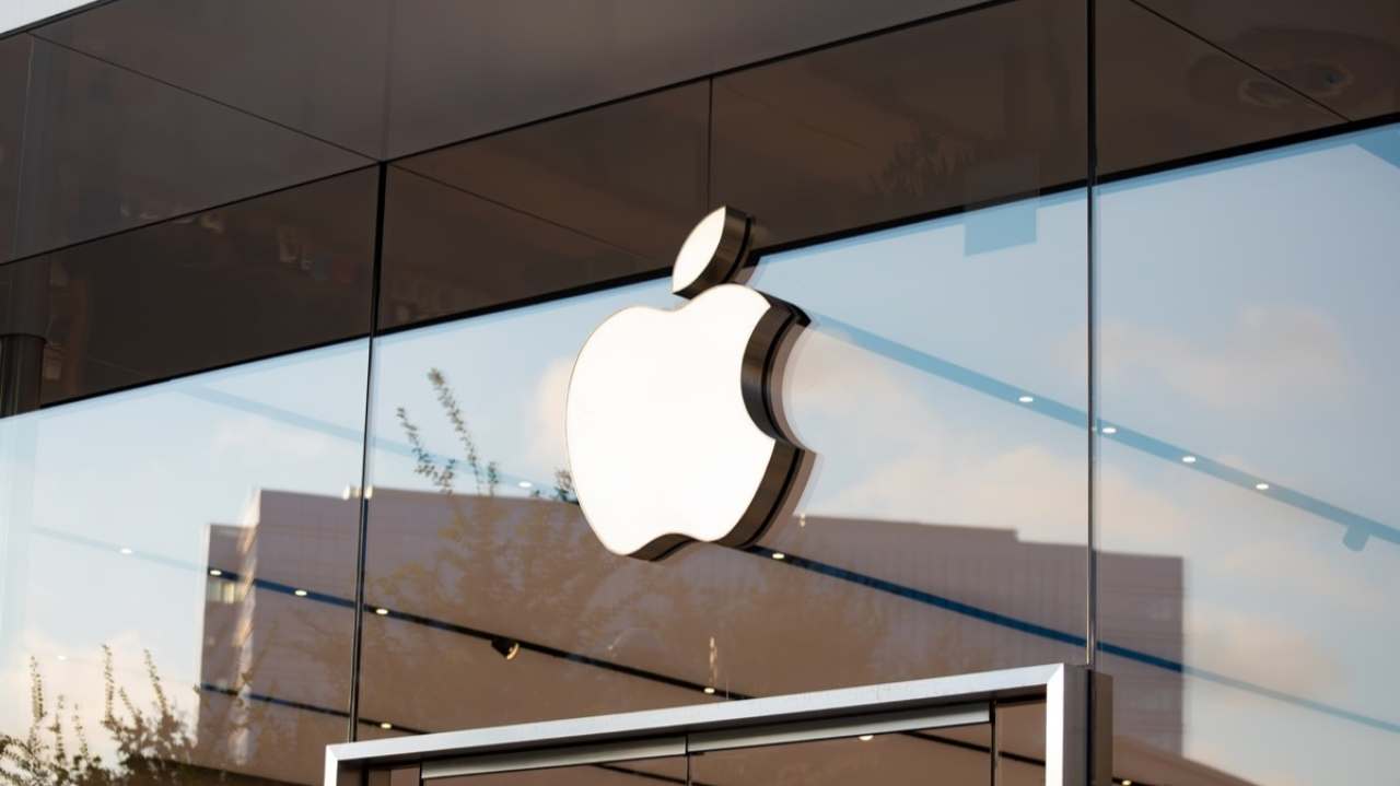 Uno scippo da oltre 95mila euro: panico fuori dall'Apple Store