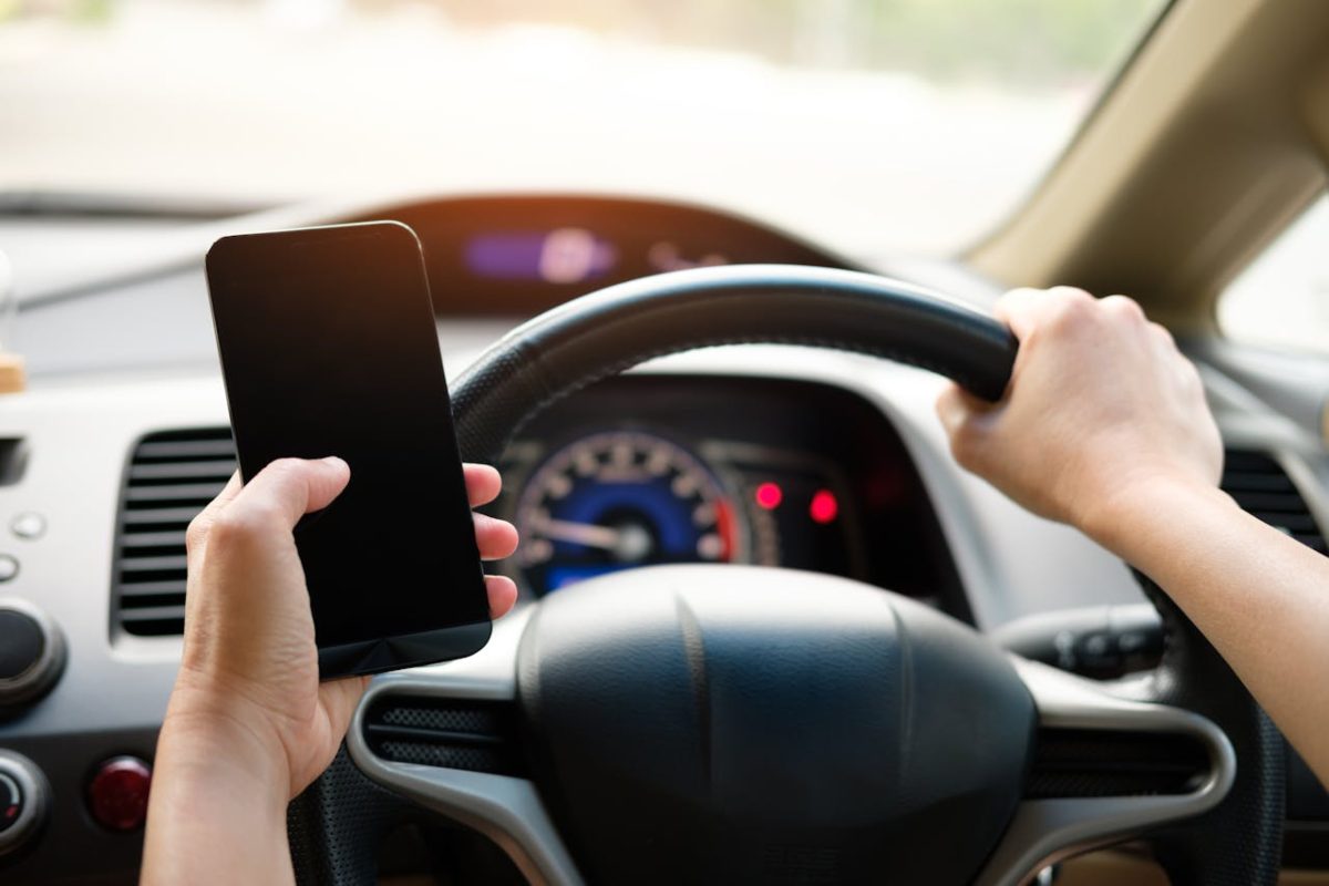Smartphone alla guida in auto