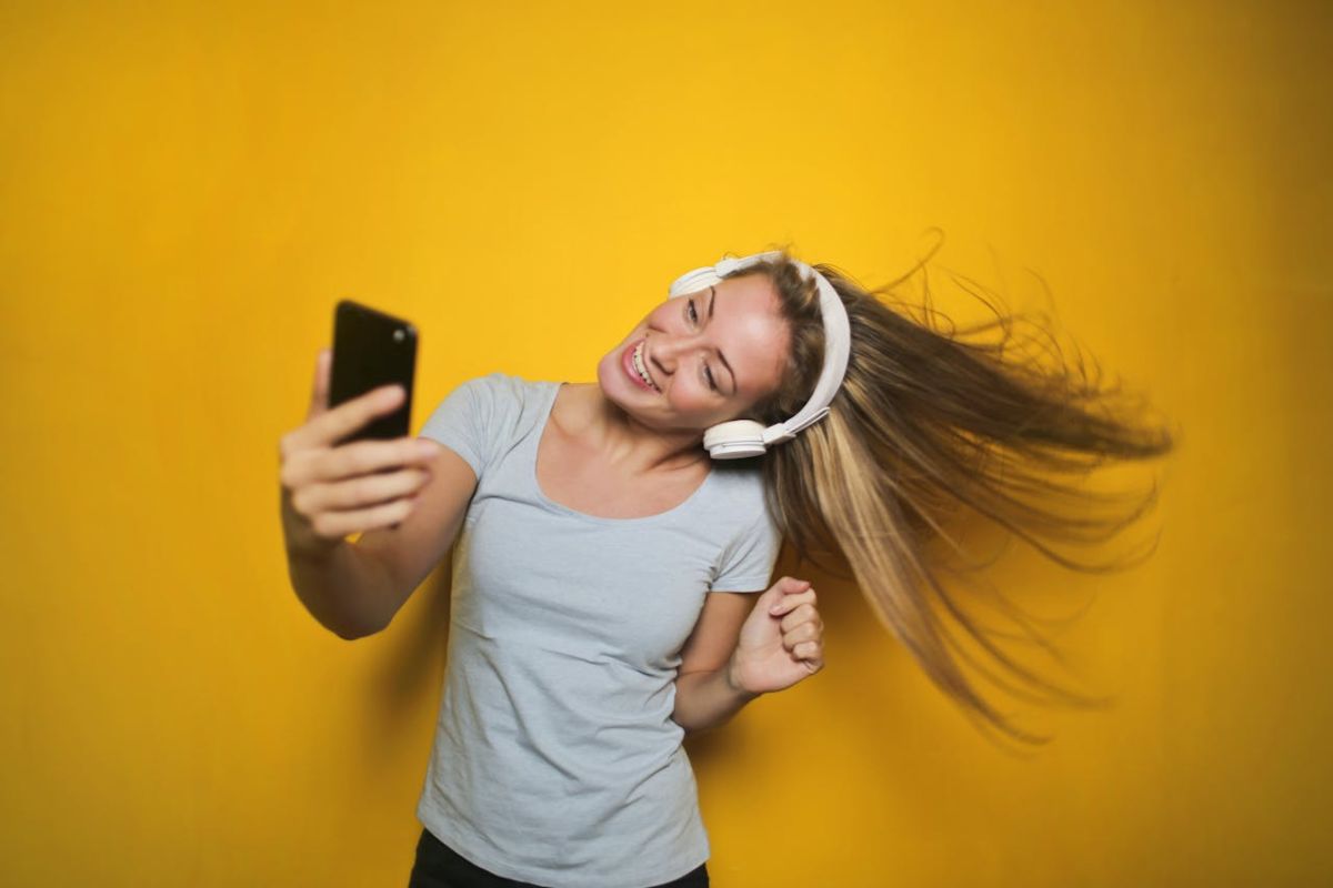 Ragazza che ascolta musica