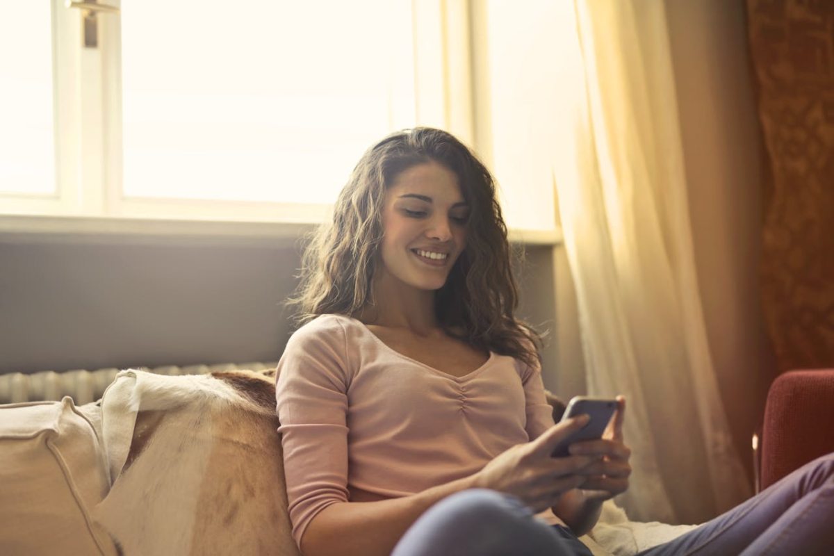 Ragazza che chatta con lo smartphone