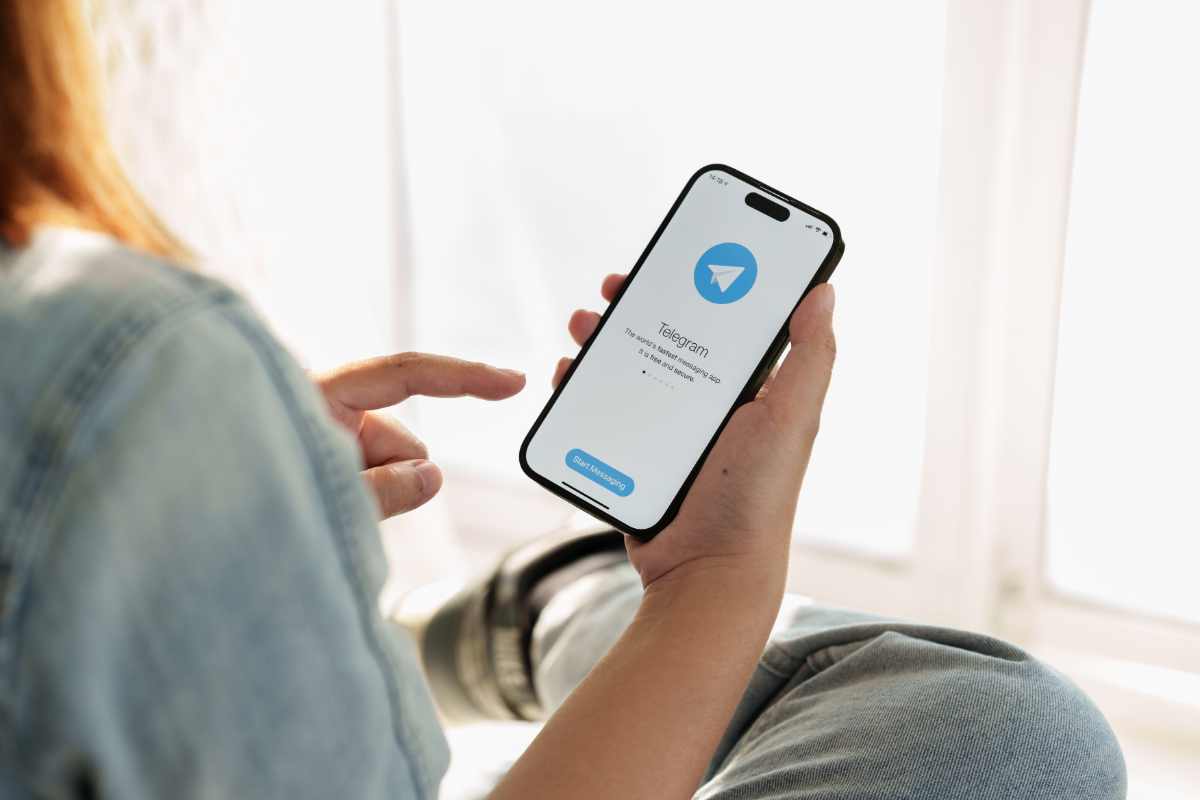 persona con smartphone e telegram attivo