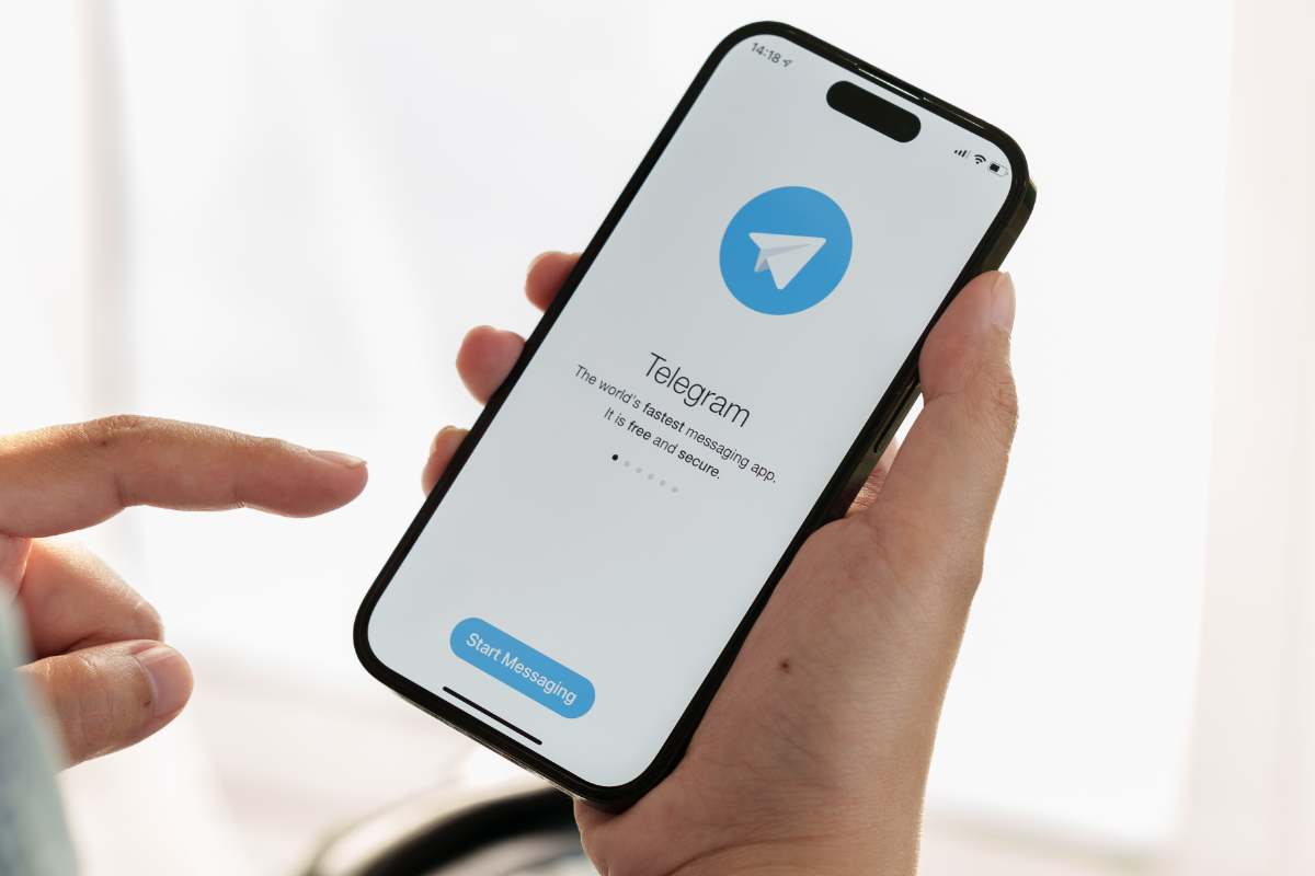 persona apre Telegram su smartphone