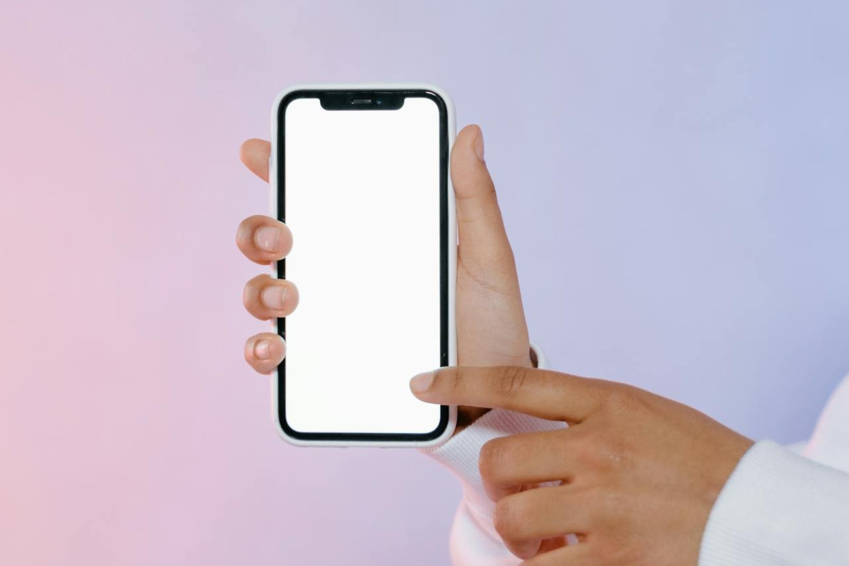 Smartphone con schermo bianco