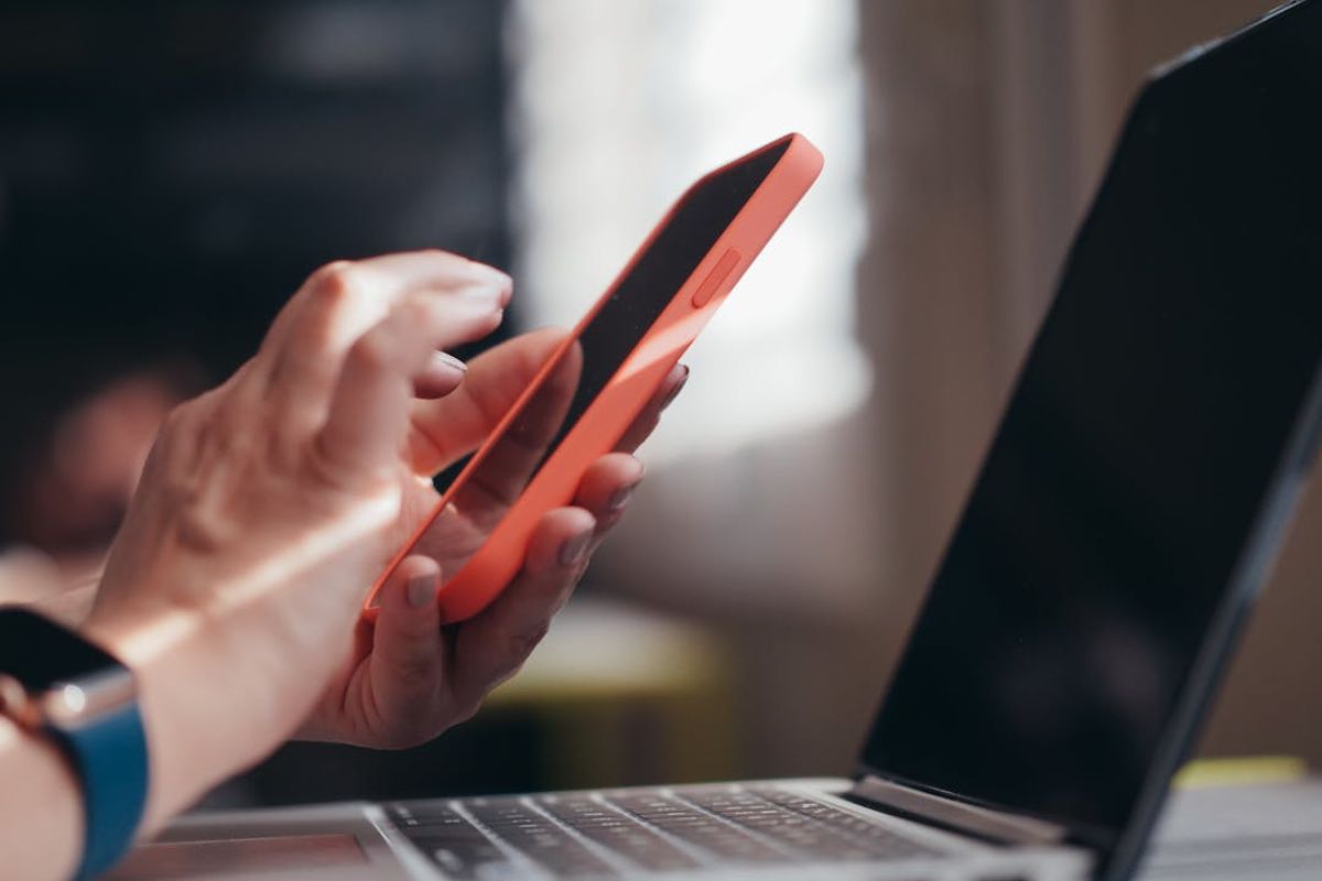 Persona con smartphone in mano