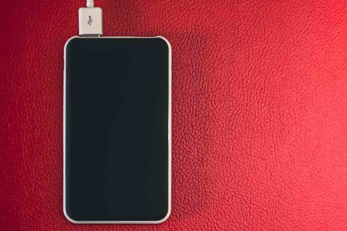 Batteria smartphone, così dura il doppio