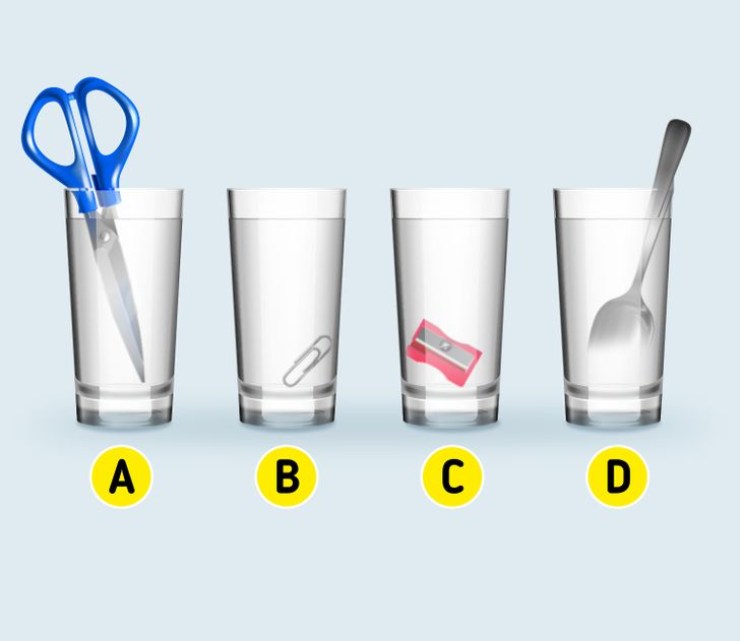 tests bicchiere con più acqua