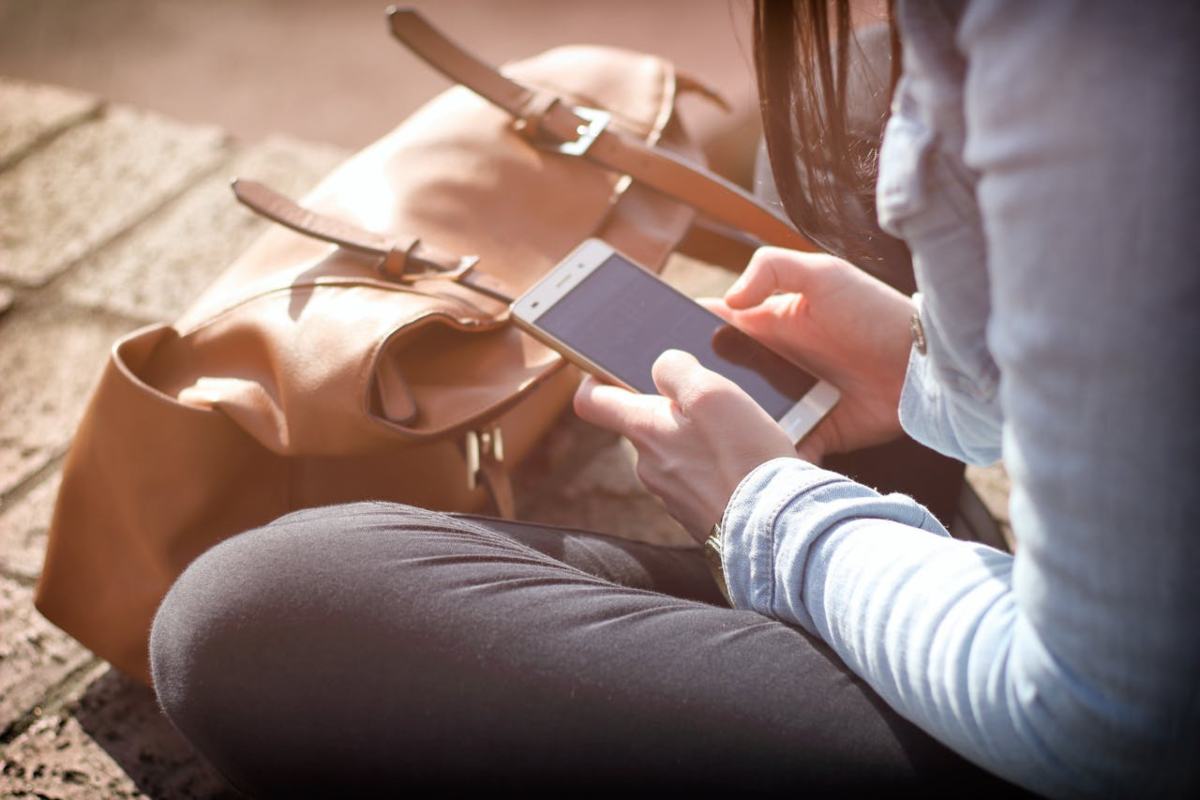 Ragazza allo smartphone