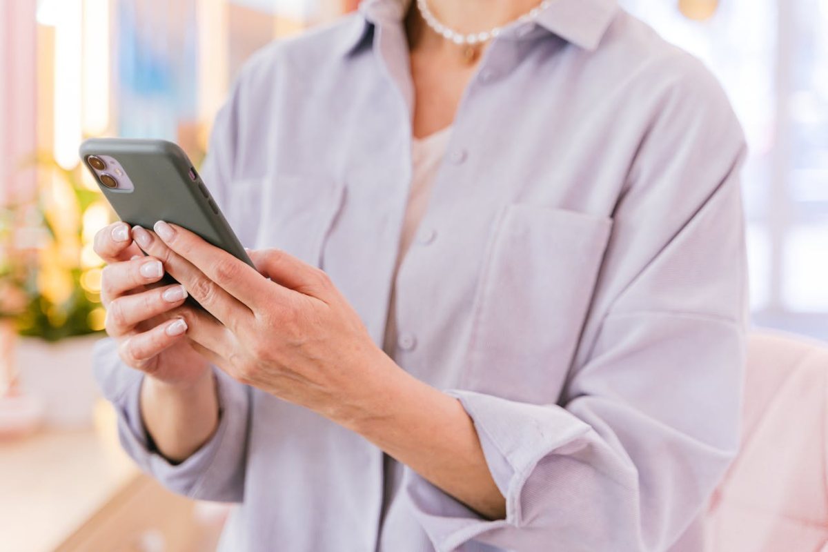 Donna allo smartphone