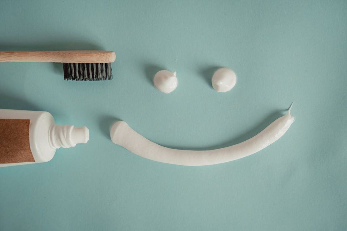 Dentifricio che forma un sorriso