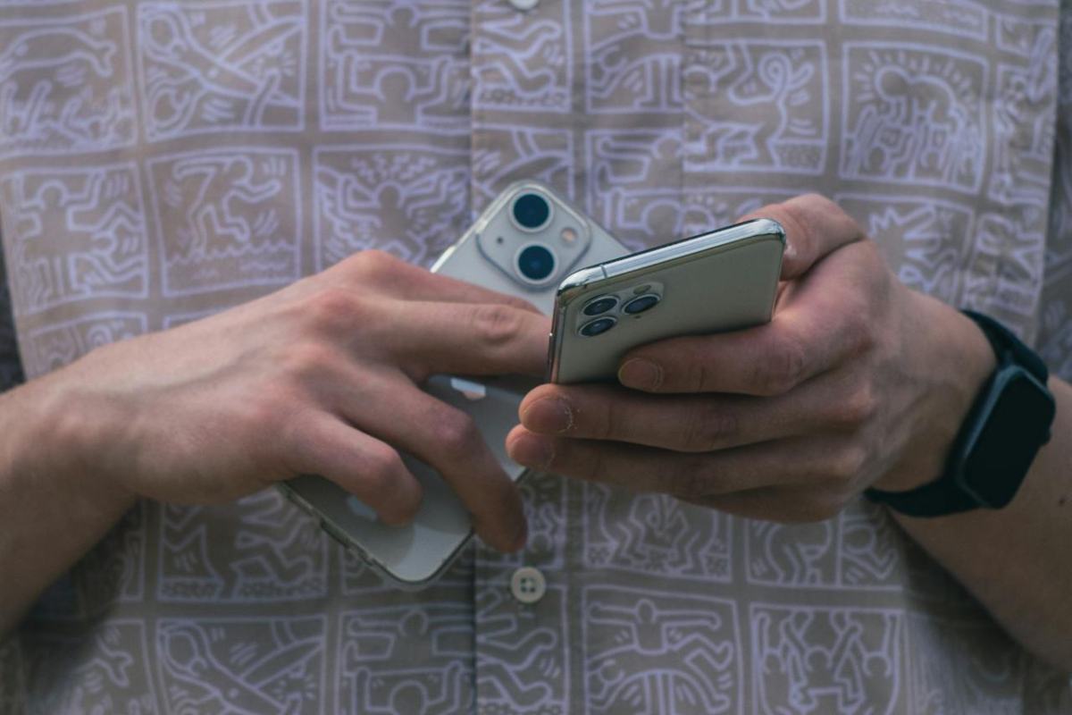 Persona con due iPhone