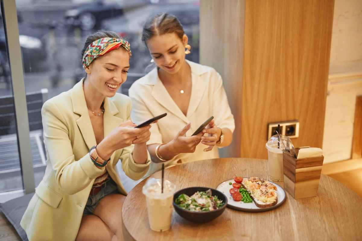 Ragazze con due smartphone