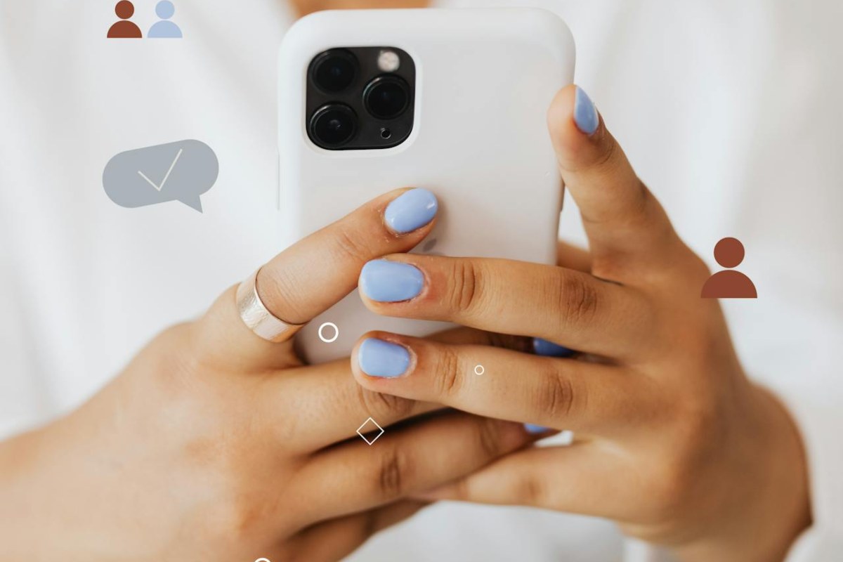 Primo piano di una donna che digita allo smartphone