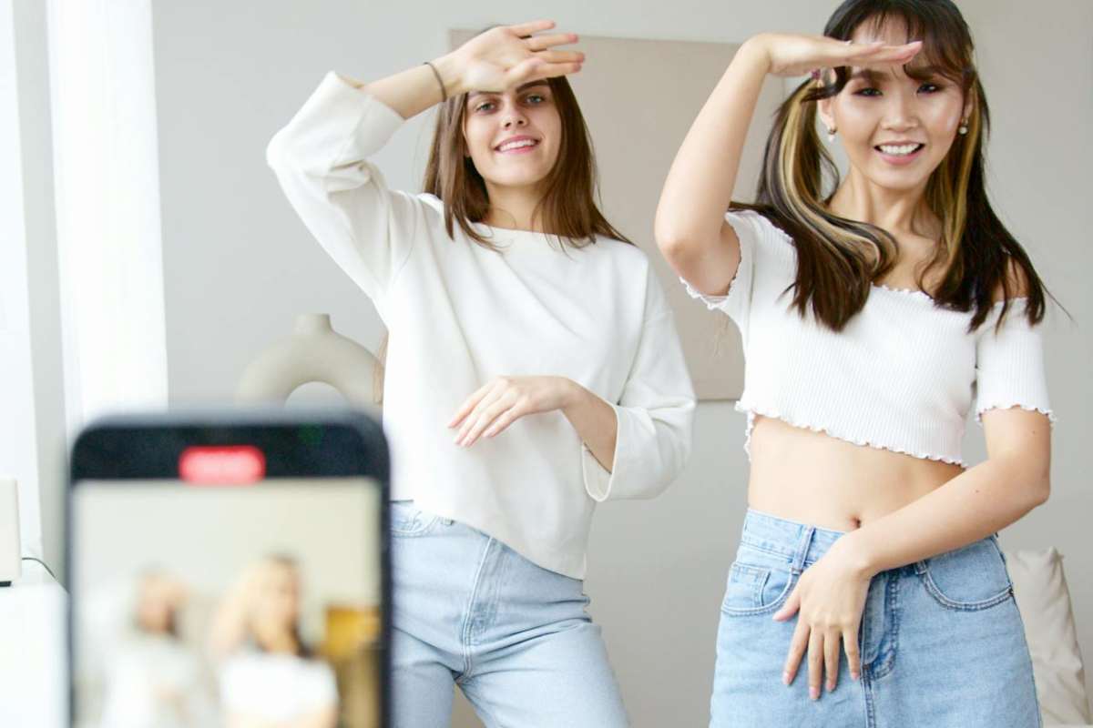 Due ragazze mentre ballano su TikTok