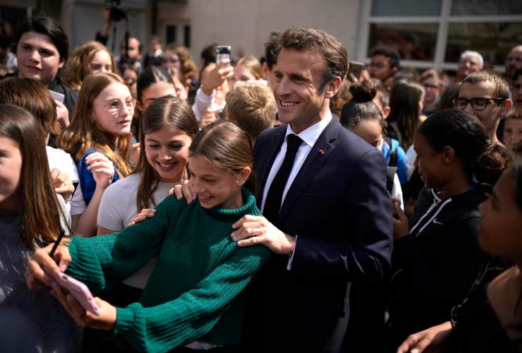 Studentessa scatta un selfie insieme al Presidente francese Emmanuel Macron