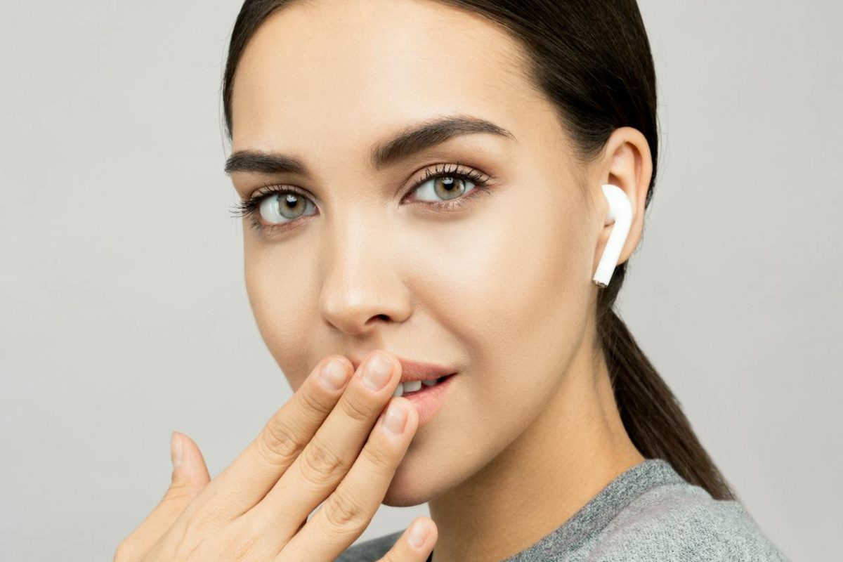 Ragazza che indossa AirPods