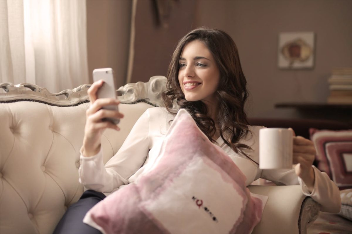 Ragazza che guarda uno smartphone