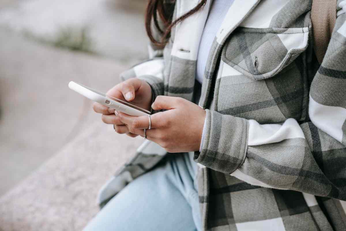 Ragazza che digita al cellulare
