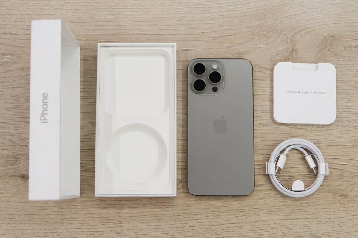 iPhone con scatola e cavi