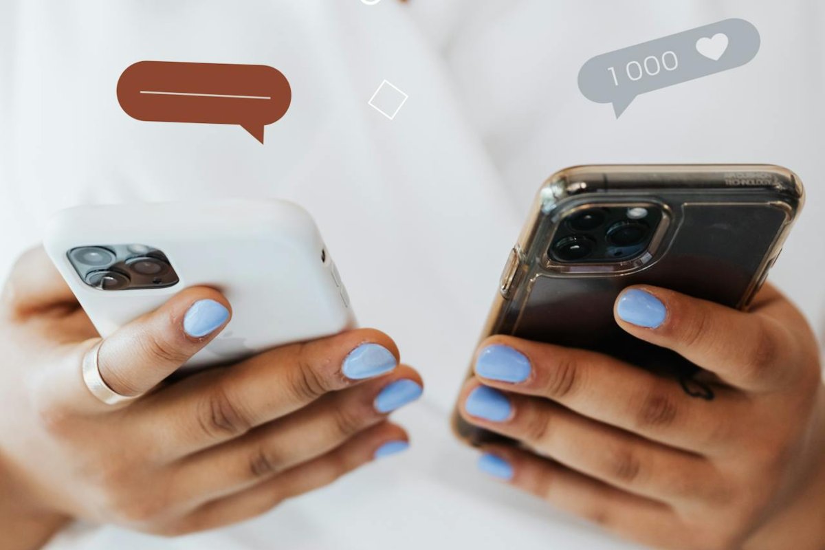 Due iPhone con notifiche