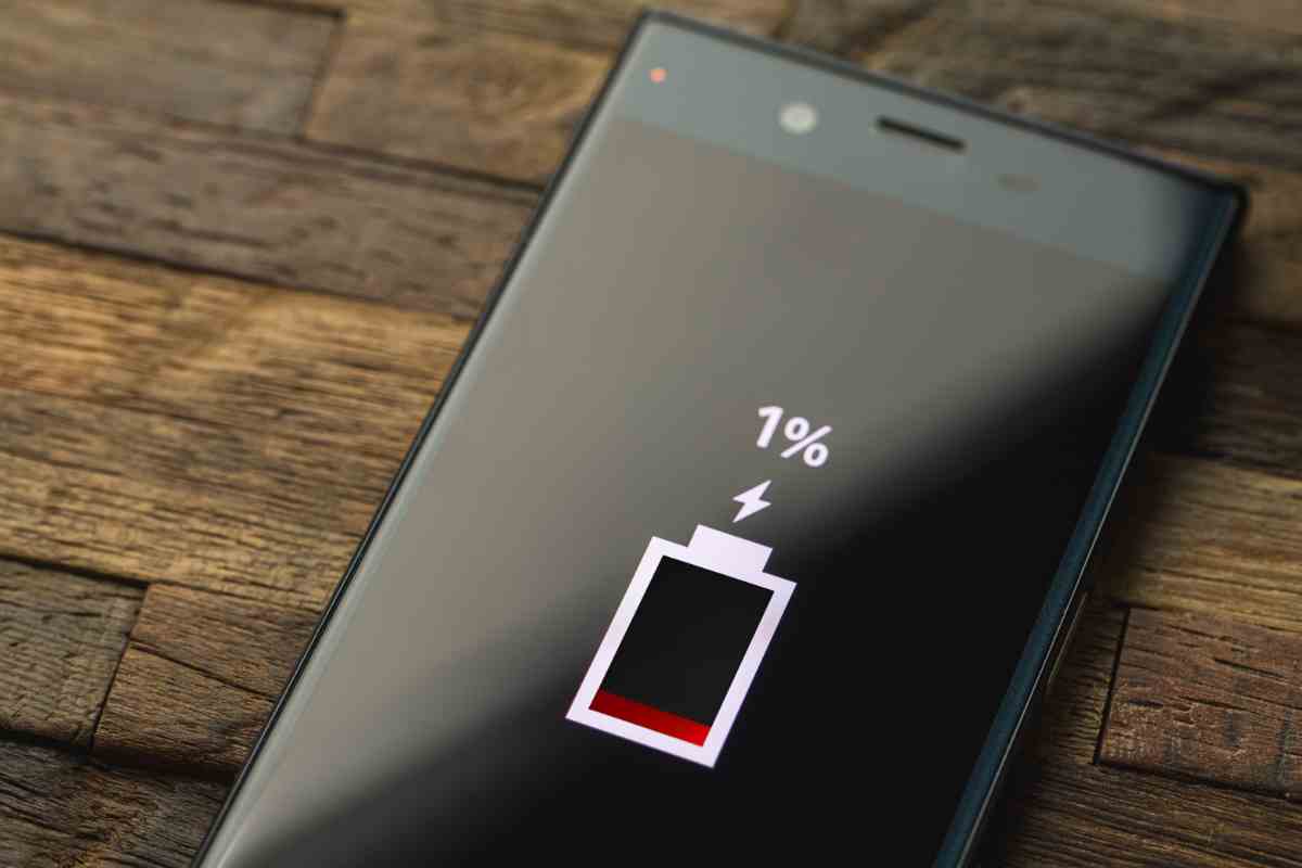 smartphone con livello batteria 1%