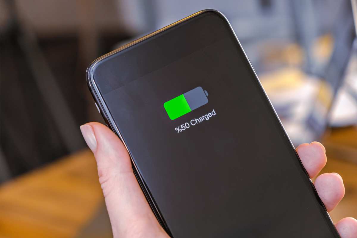 smartphone con livello di batteria sullo schermo