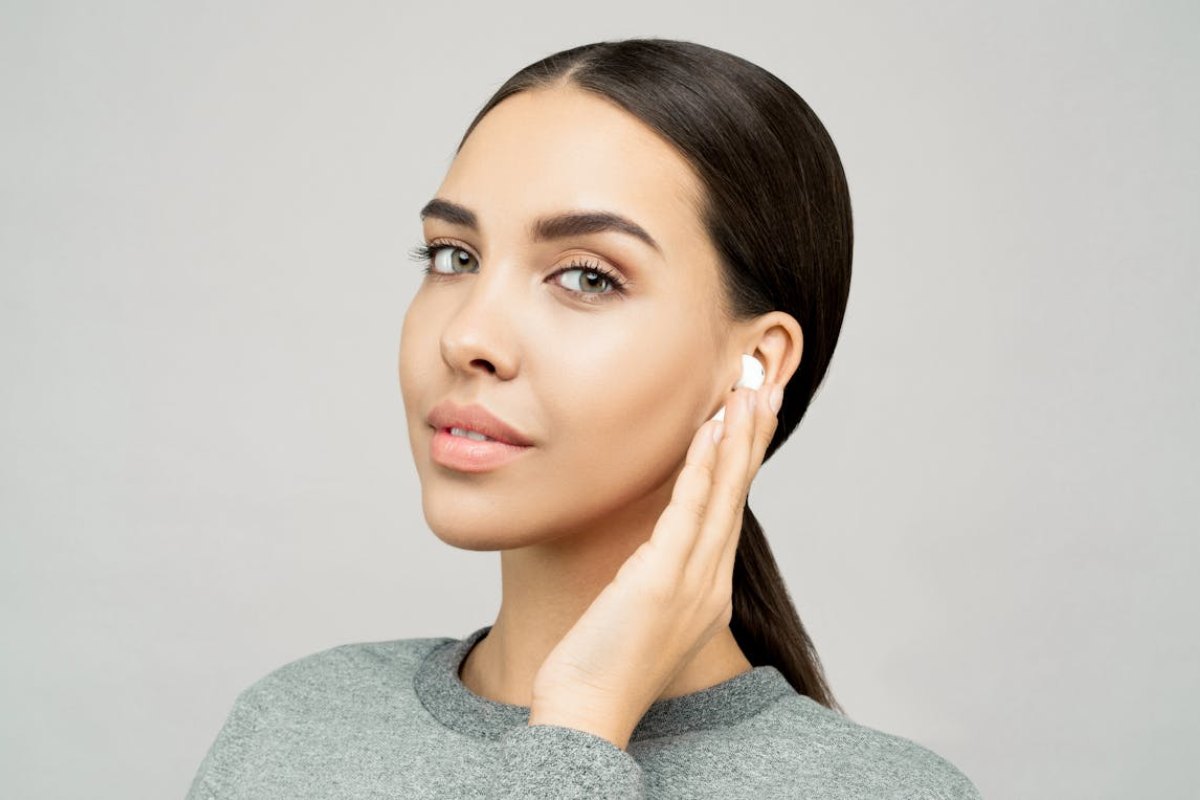Ragazza che indossa AirPods