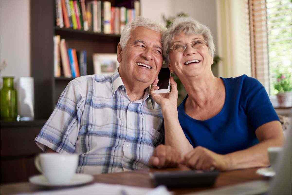 Come scegliere uno smartphone da regalare ai genitori anziani: i modelli più intuitivi, non si sentiranno a disagio  --- (Fonte immagine: https://www.cellulari.it/wp-content/uploads/2023/10/quale-smartphone-regalare-agli-anziani-18102023-cellulari.it-1.jpg)