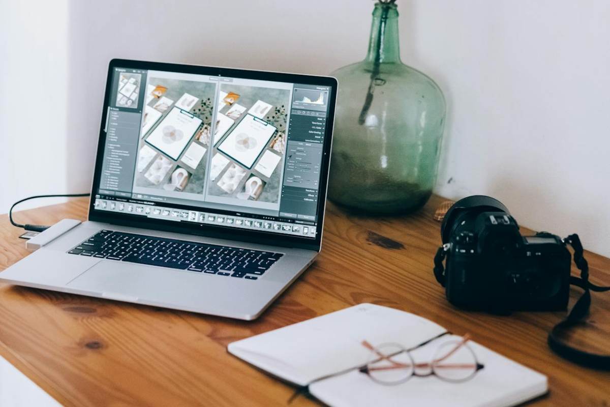 Editing su laptop su scrivania
