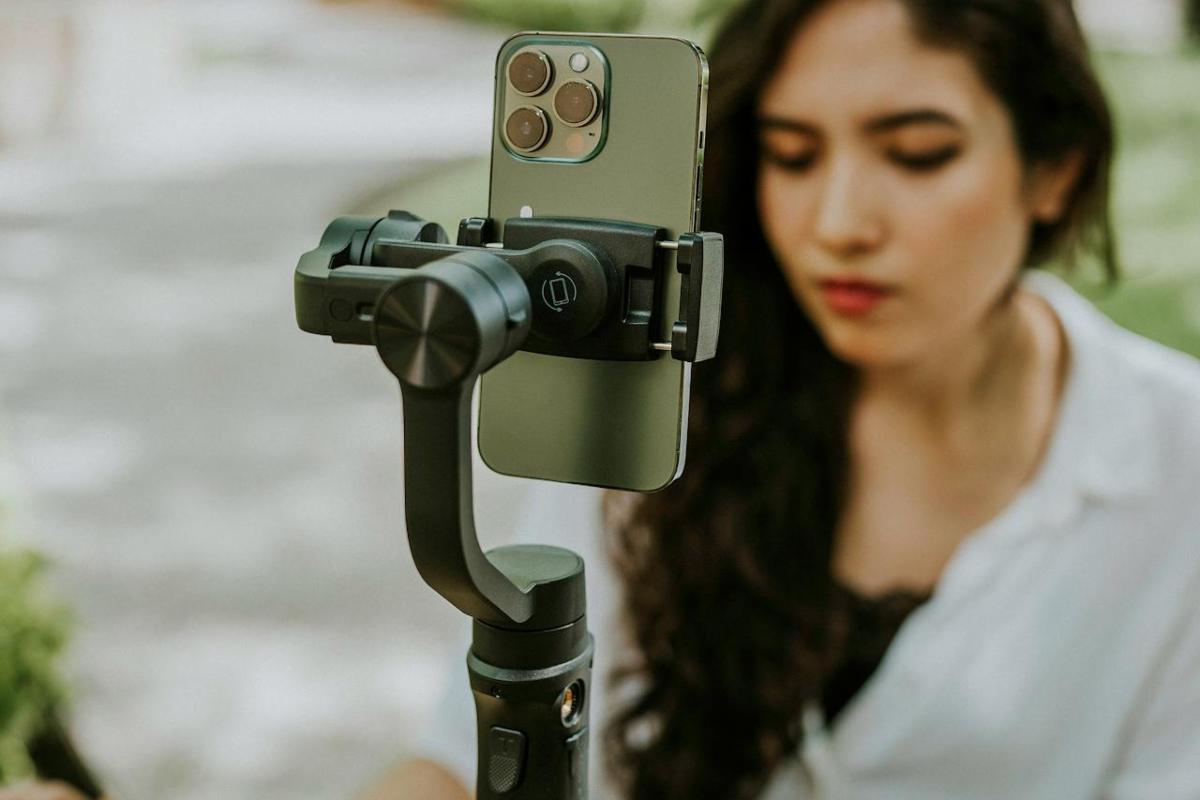 iPhone davanti a una ragazza