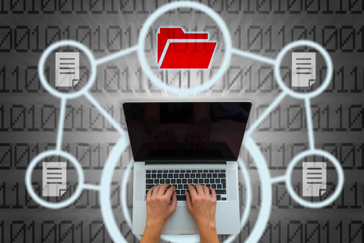 pc portatile e icone simbolo di come trasferire file foto e video da un dispositivo a un altro