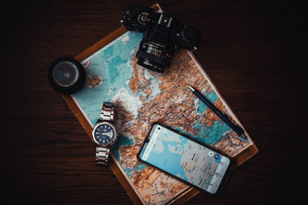 Mappa sul tavolo con smartphone