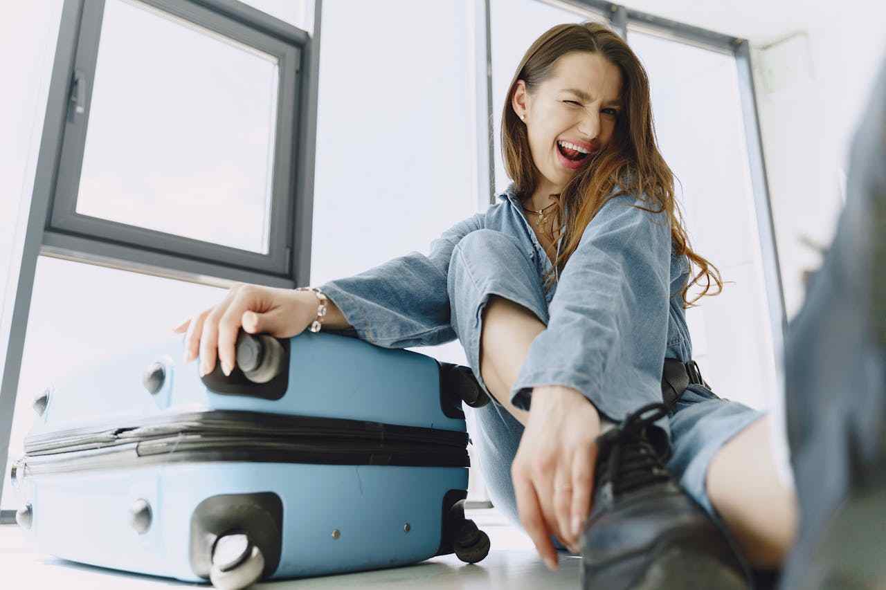 Ragazza con valigia