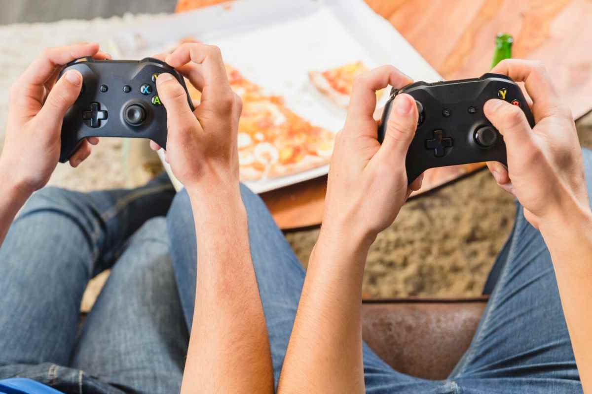 due ragazzi che giocano con i loro controller