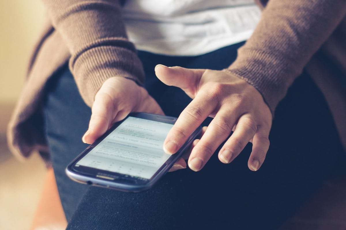Ragazza con uno smartphone in mano